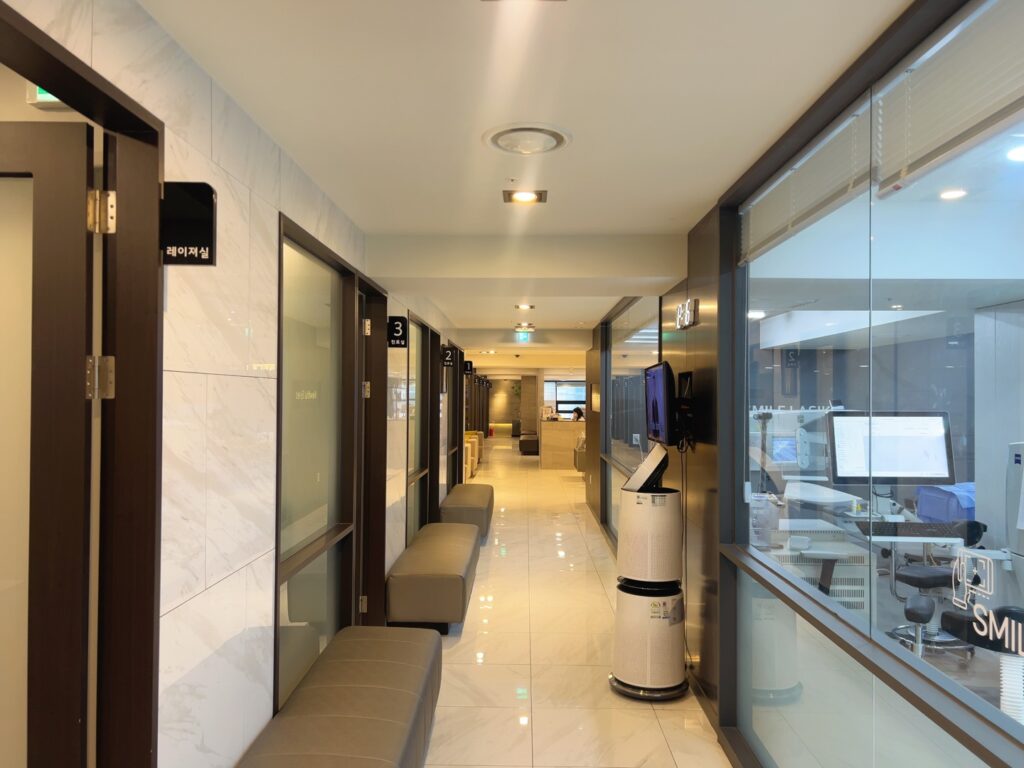 렌즈삽입술과 스마일프로의 차이: 시력교정 선택 시 꼭 알아야 할 안과 정보 3 KakaoTalk 20250326 143613446