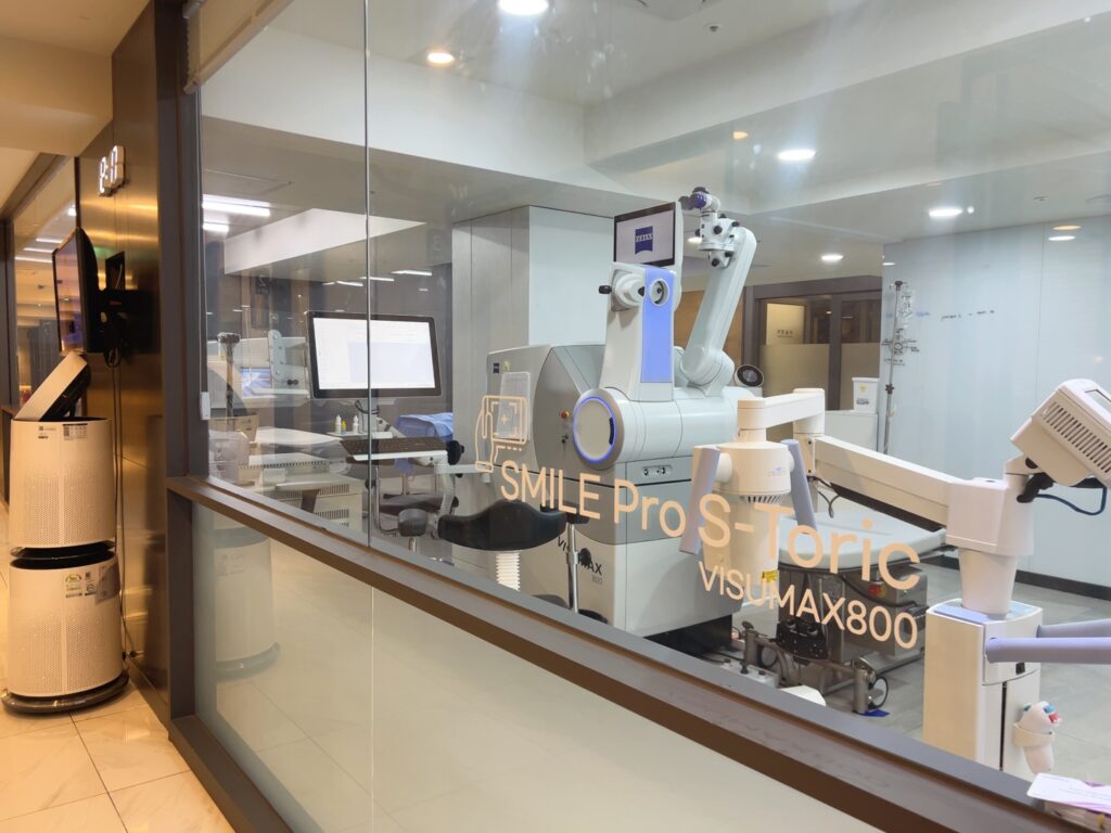 렌즈삽입술과 스마일프로의 차이: 시력교정 선택 시 꼭 알아야 할 안과 정보 2 KakaoTalk 20250326 143613446 15