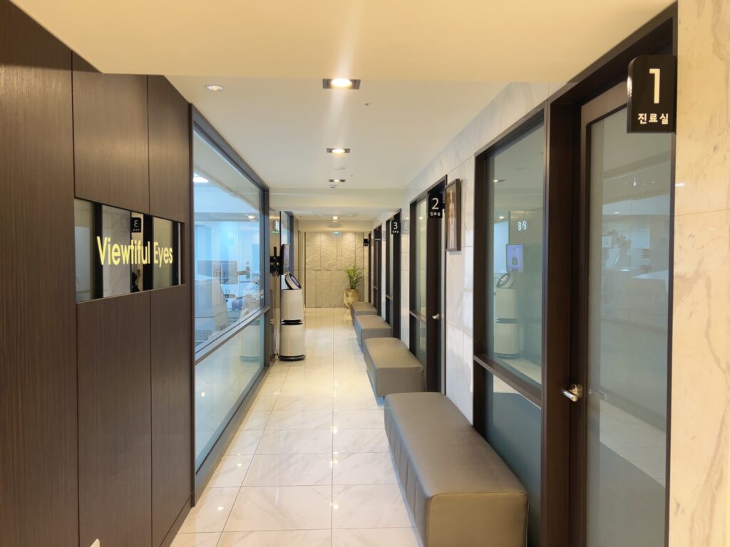 렌즈삽입술과 스마일프로의 차이: 시력교정 선택 시 꼭 알아야 할 안과 정보 7 KakaoTalk 20250326 143633498 12