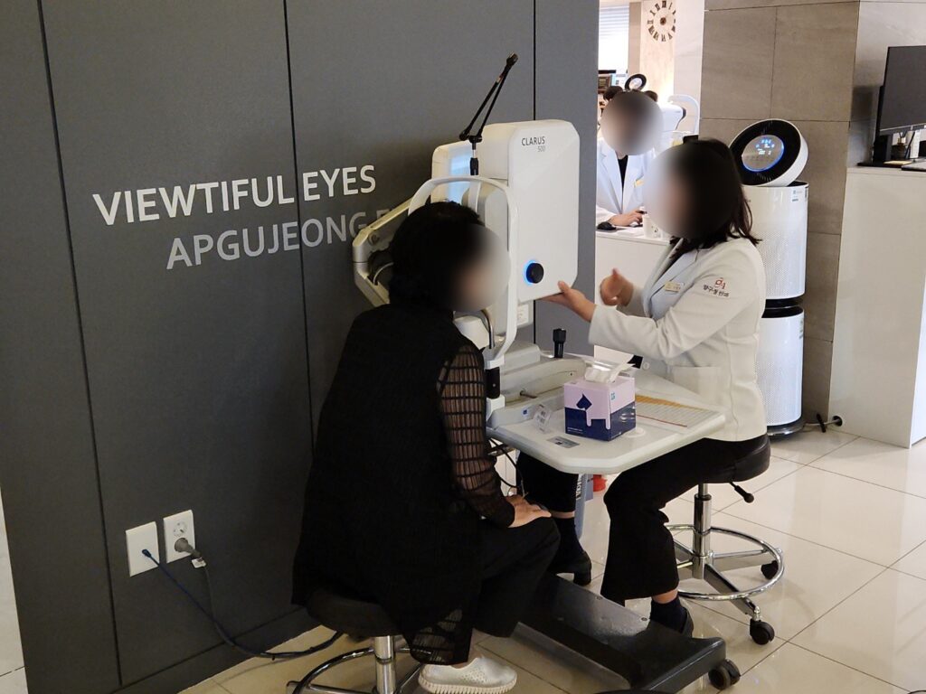 압구정안과의원에서 알아보는 노안수술과 40대 시력교정술 선택 가이드 2 KakaoTalk 20240930 111635977 25
