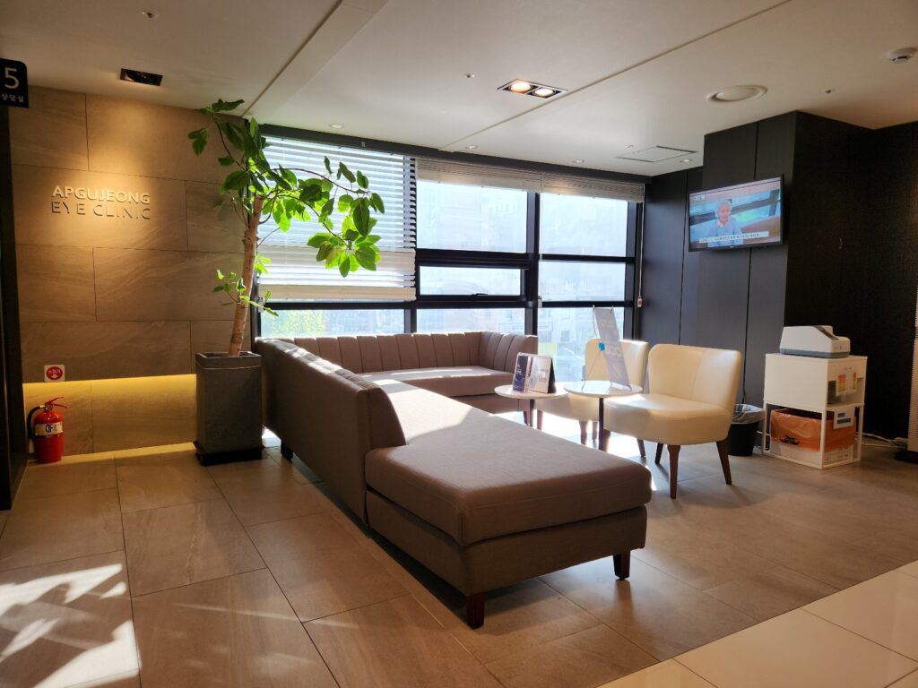 압구정안과의원에서 알아보는 노안수술과 40대 시력교정술 선택 가이드 3 KakaoTalk 20240930 111638051 19