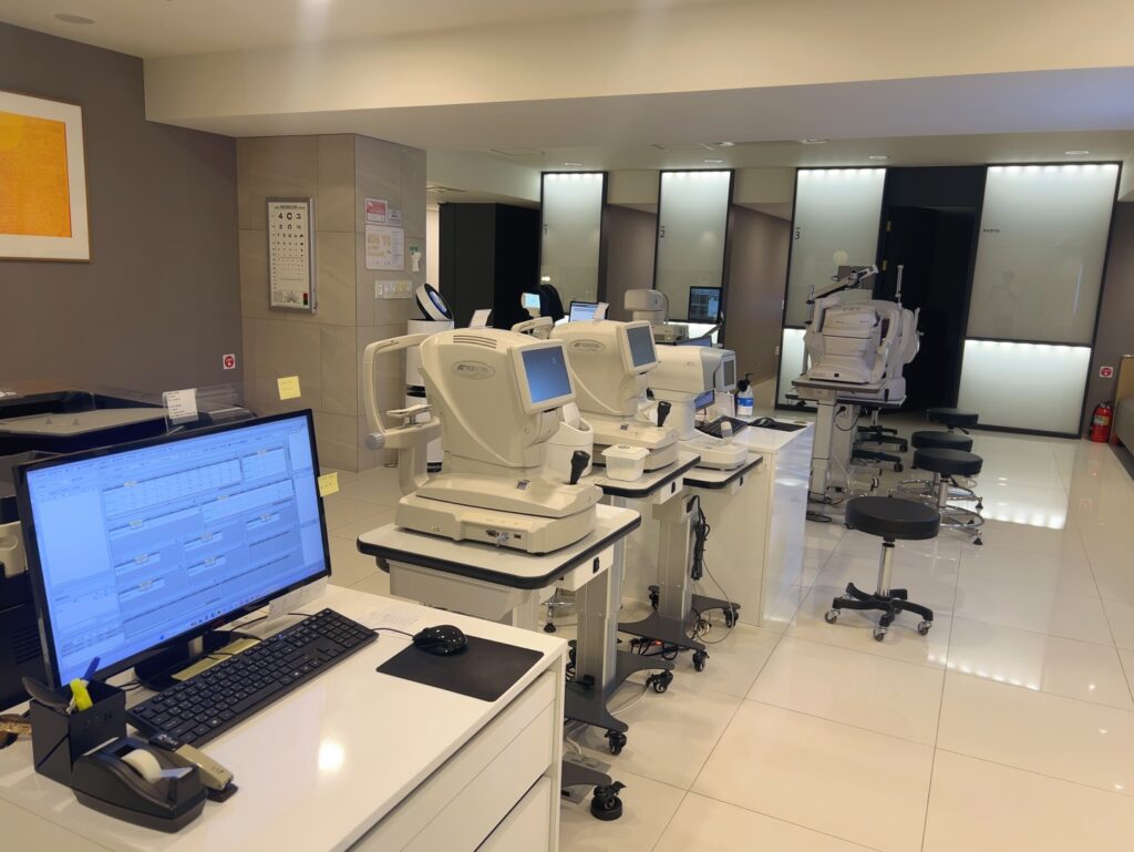 압구정안과의원에서 알아보는 노안수술과 40대 시력교정술 선택 가이드 8 KakaoTalk 20250912 154703572